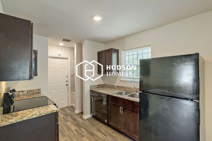 311 Ferris Ave - Photo 4 of 13