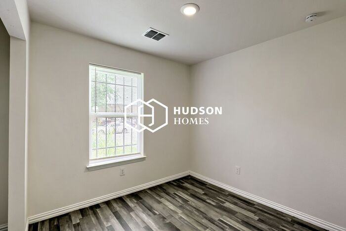 311 Ferris Ave - Photo 6 of 13
