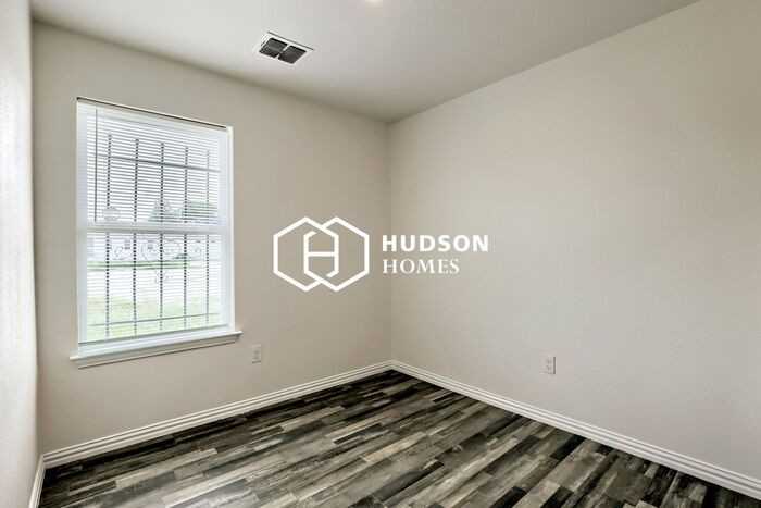 311 Ferris Ave - Photo 7 of 13