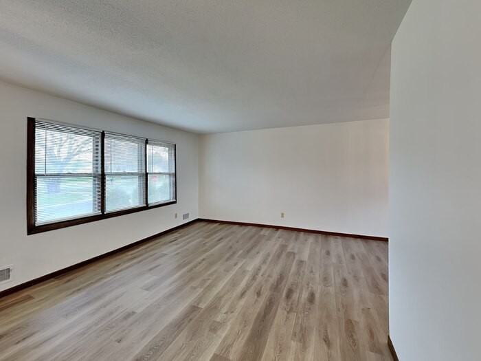 8701 47th Ave N - Photo 3 of 24