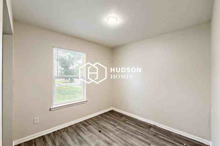 403 Armstrong St - Photo 7 of 14
