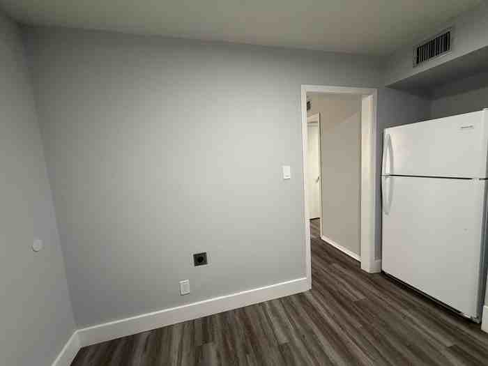 882 Crockett St #4 - Photo 5 of 8