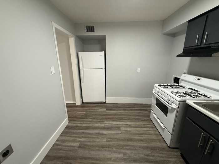 882 Crockett St #4 - Photo 6 of 8
