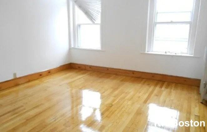 Beacon St #1F - Photo 2 of 5