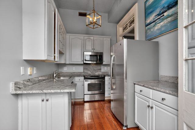609 Royal St #D - Photo 5 of 17