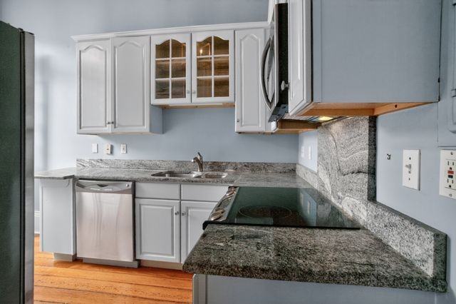 609 Royal St #D - Photo 6 of 17