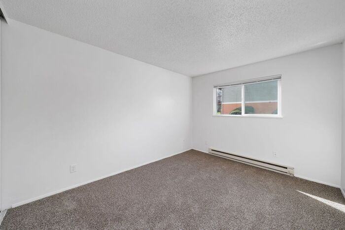 6041 N Fessenden St - Photo 5 of 32