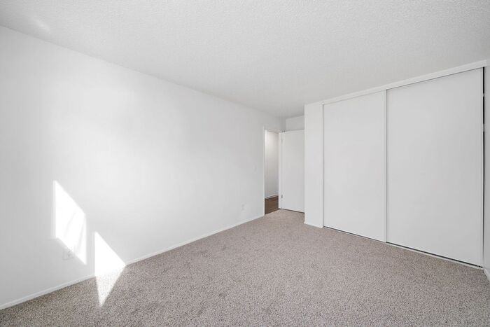 6041 N Fessenden St - Photo 7 of 32