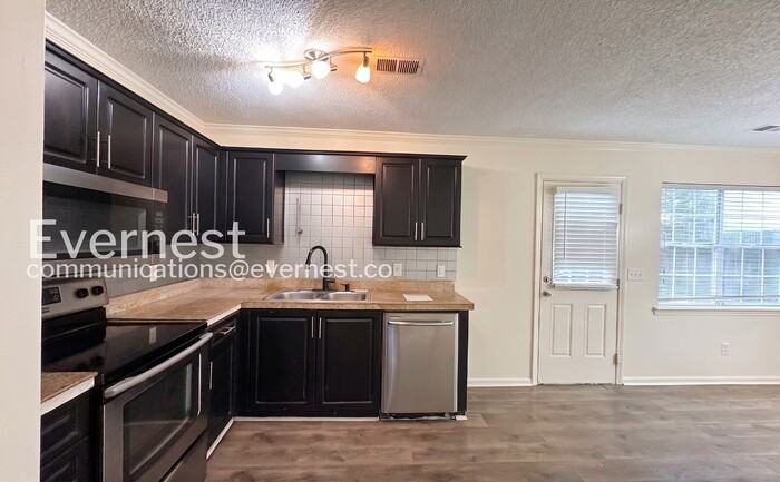 1592 King James Dr - Photo 3 of 37