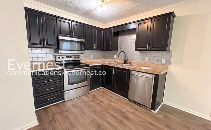 1592 King James Dr - Photo 4 of 37