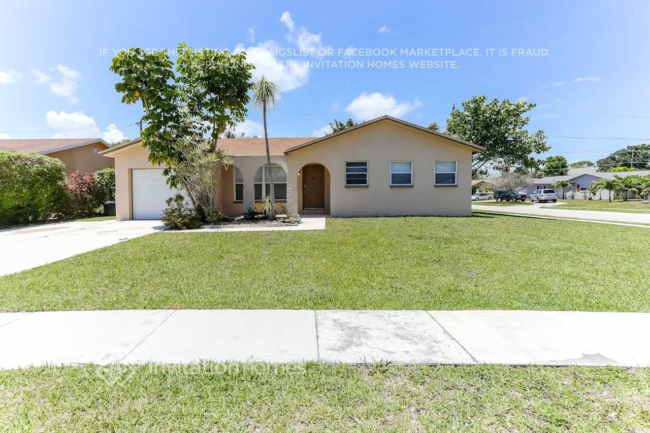 22187 Sw 58th Ave - Photo 2 of 12