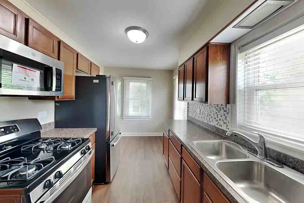 485 North Beverly Avenue - Photo 2 of 11