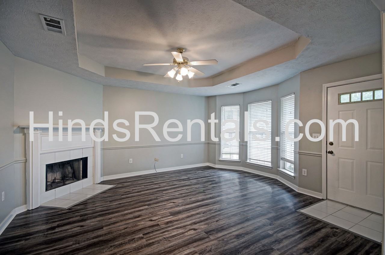 1102 Cabbot Lane - Photo 4 of 26