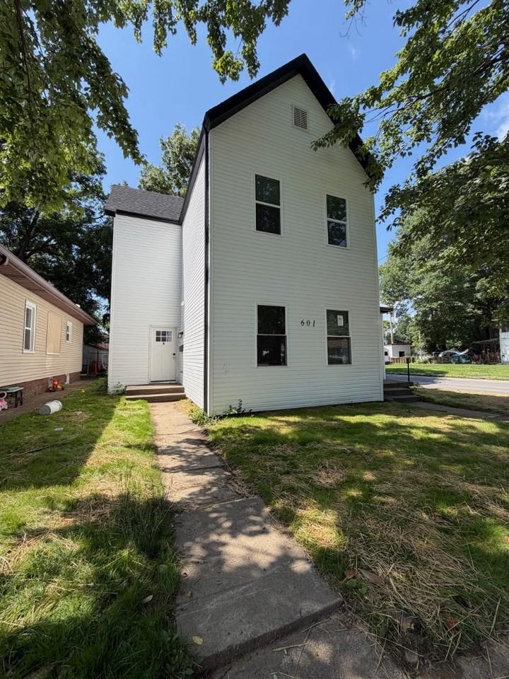601 E Gum - Photo 2 of 5