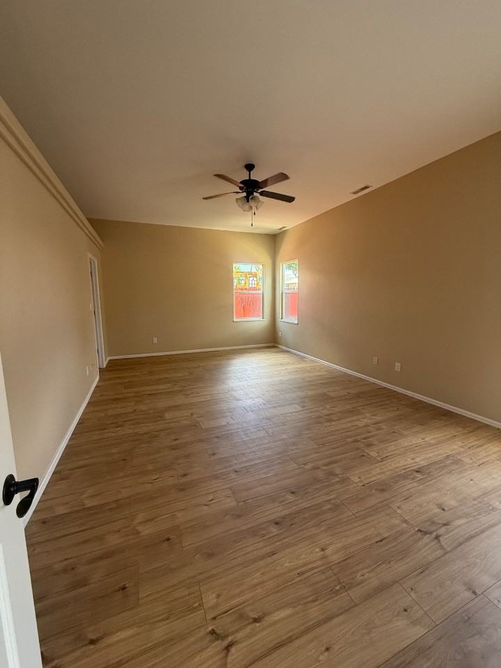 450 Juniper St - Photo 3 of 20