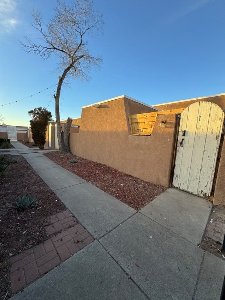 916 San Pedro Drive Southeast - Photo 4 of 23