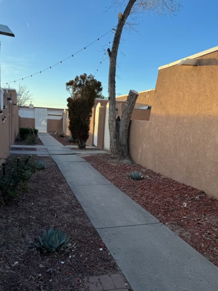 916 San Pedro Drive Southeast - Photo 5 of 23