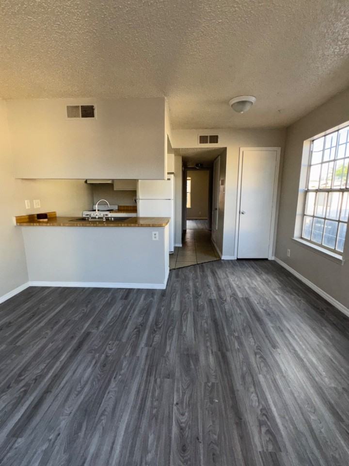 916 San Pedro Drive Southeast - Photo 6 of 23