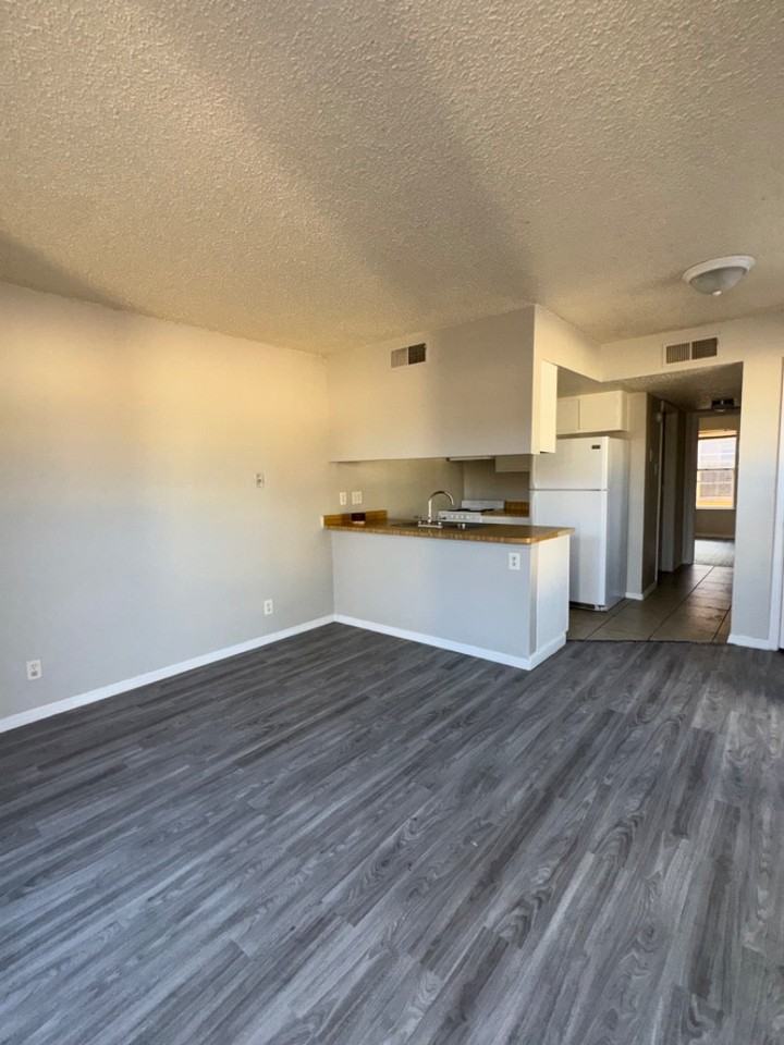 916 San Pedro Drive Southeast - Photo 7 of 23
