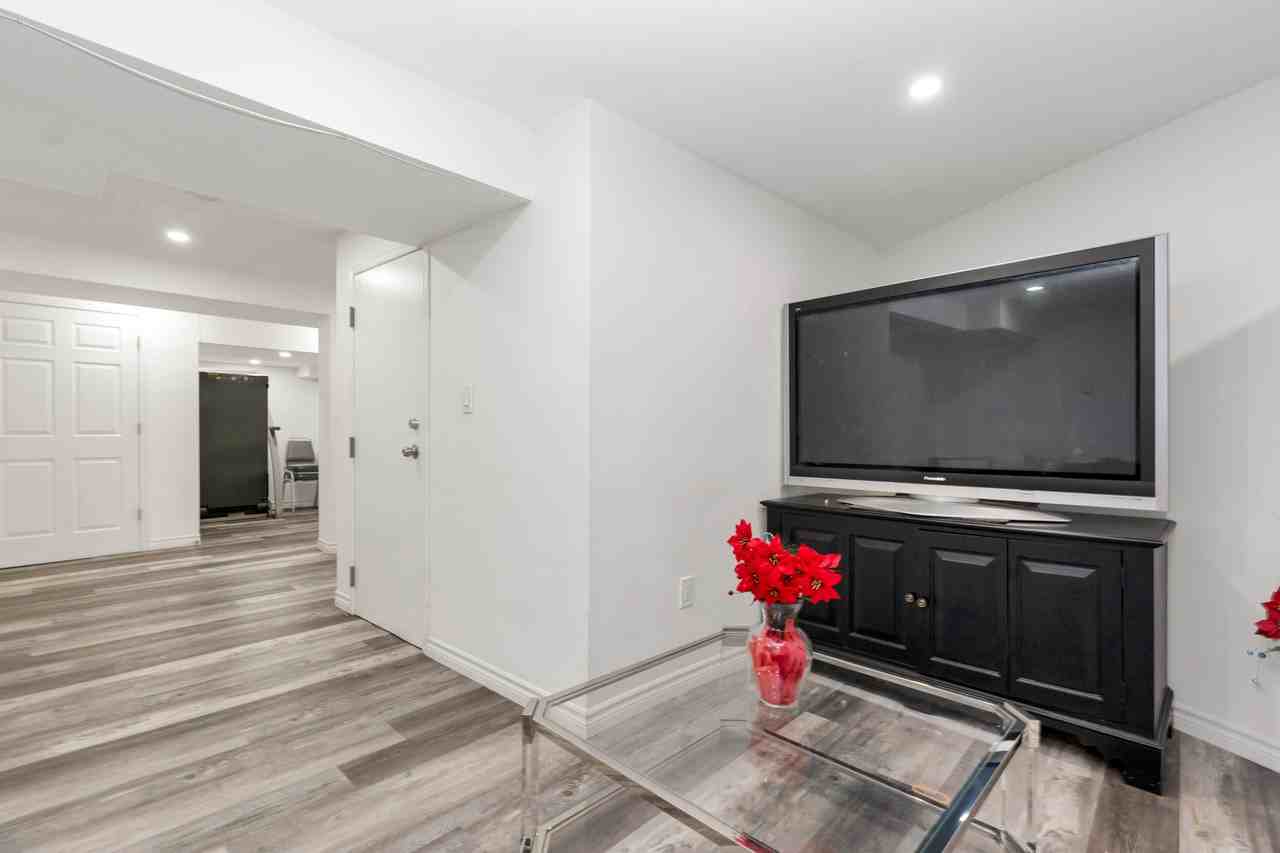 132 Castlehill Rd, Brampton, ON L6X 4C2, Canada - Photo 3 of 21