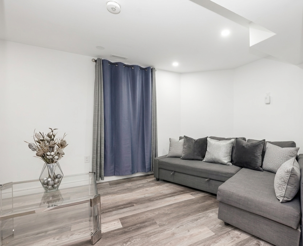 132 Castlehill Rd, Brampton, ON L6X 4C2, Canada - Photo 4 of 21