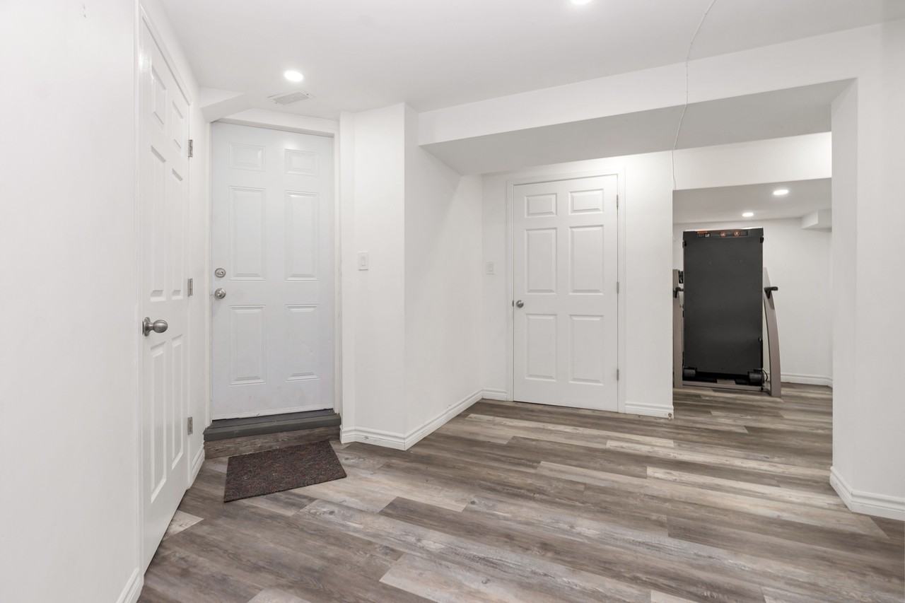 132 Castlehill Rd, Brampton, ON L6X 4C2, Canada - Photo 7 of 21