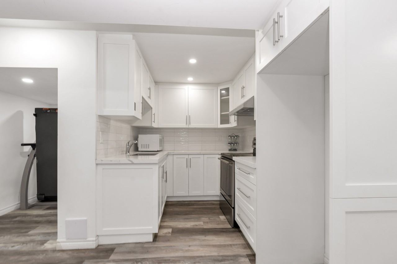 132 Castlehill Rd, Brampton, ON L6X 4C2, Canada - Photo 2 of 21