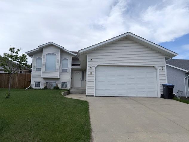 Beautiful 4 Bedroom Home in Sylvan Lake! - Photo 2 of 34