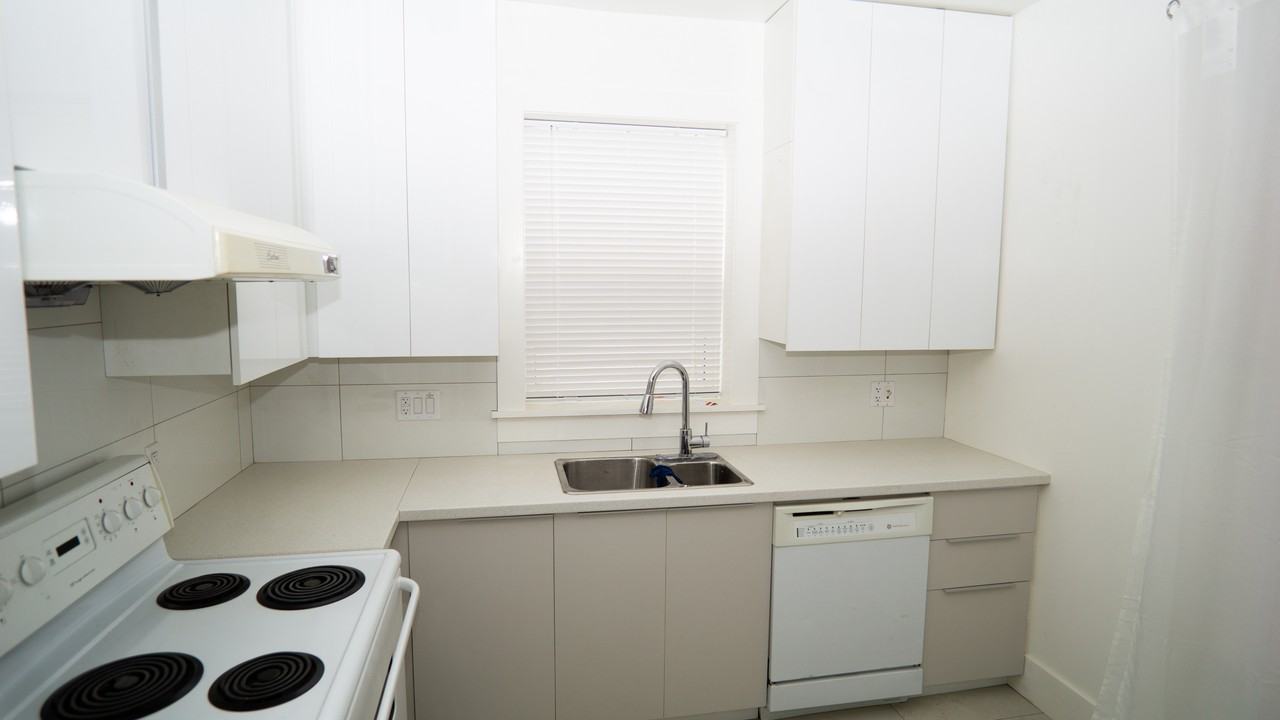 485 Cannon St E - Photo 7 of 17