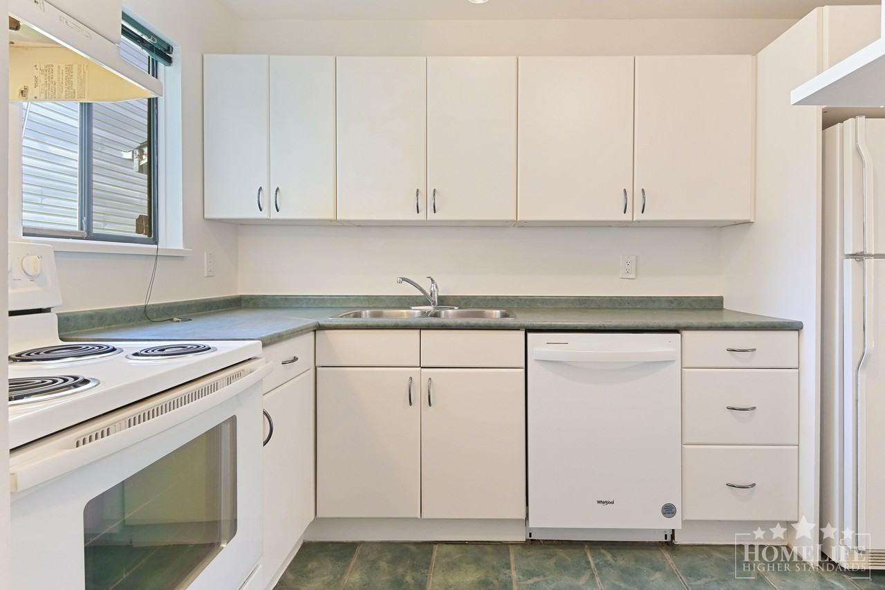 6637 138 St - Photo 2 of 15