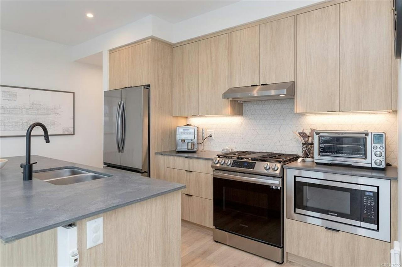 1110 Samar Cres - Photo 2 of 46