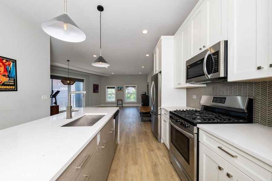 1924 1924 W. Bryon - 202 #202 - Photo 3 of 16