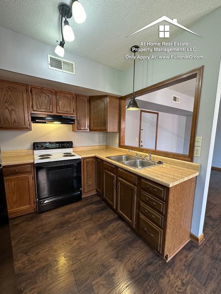 101 E 10th St - Photo 6 of 22