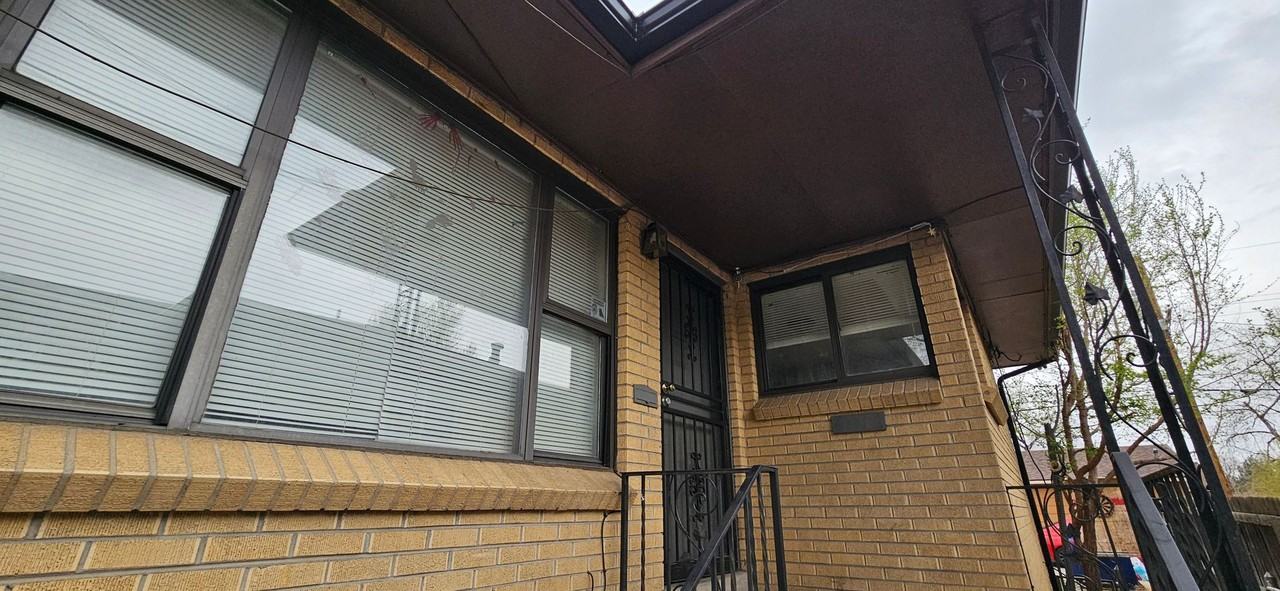 1136 Akron St - Photo 3 of 50