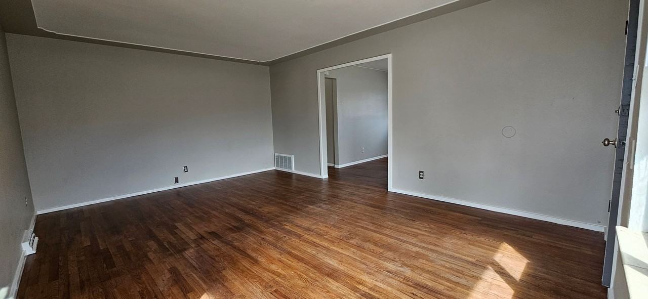 1136 Akron St - Photo 5 of 50