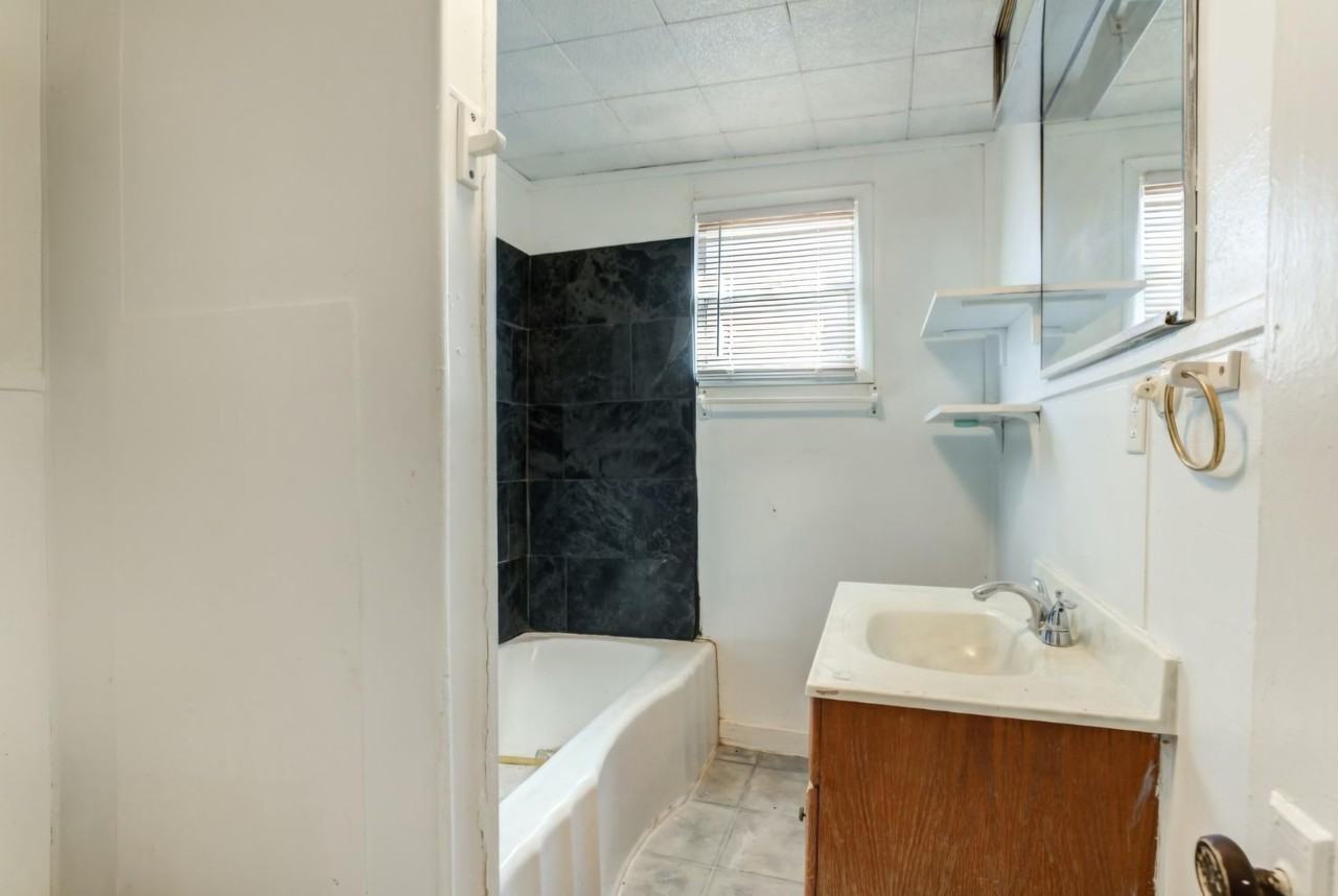 807 W 5th St #1 - Photo 3 of 22