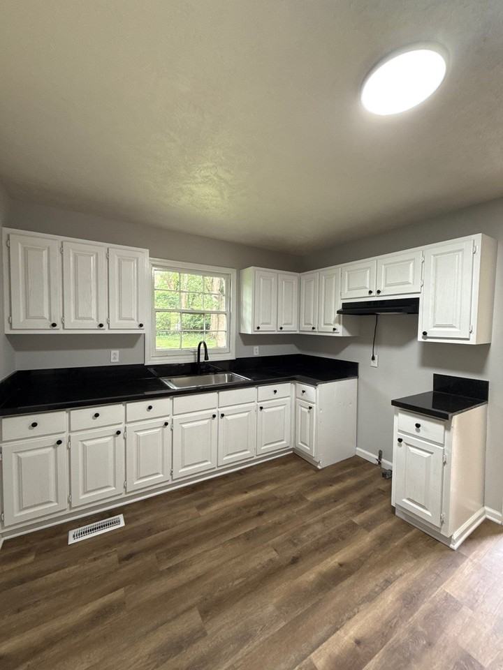 610 N Mclemore Ave #1 - Photo 4 of 12