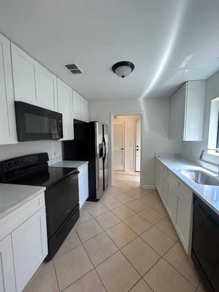 309 Maple St - Photo 3 of 19