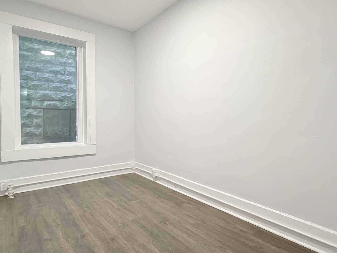 524 Pitt St W #104 - Photo 6 of 9