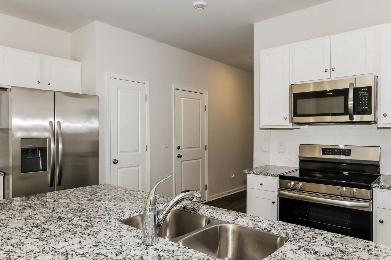 313 Parkington Ln - Photo 6 of 17