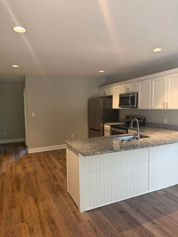 5325 Lee Ave - Photo 3 of 9