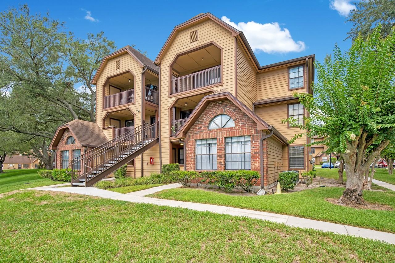 305 Lakepointe Dr #1