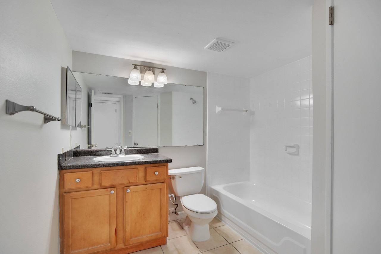 305 Lakepointe Dr #1 - Photo 4 of 12