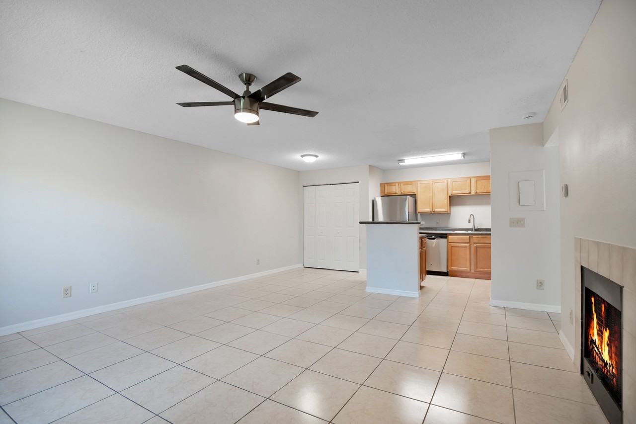 305 Lakepointe Dr #1 - Photo 5 of 12