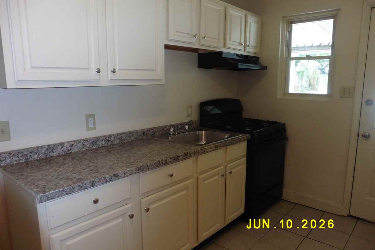 1526 S 13th St - Photo 4 of 11