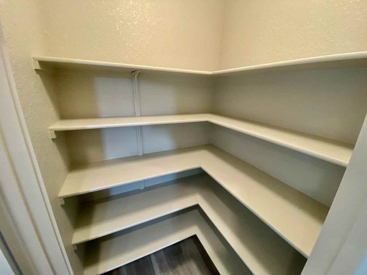 10210 Criswell Rd - Photo 6 of 34