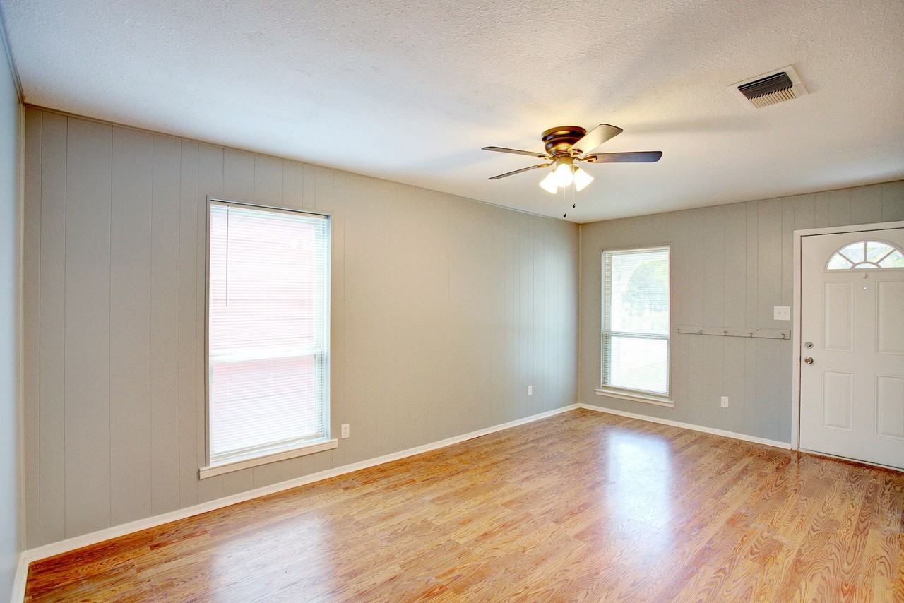 8136 Richard St - Photo 3 of 17