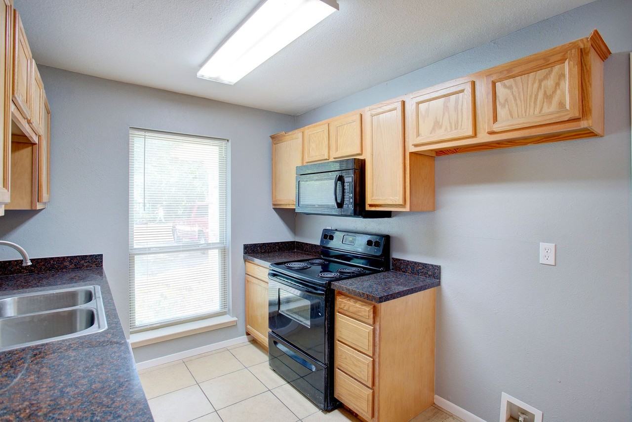 8136 Richard St - Photo 6 of 17