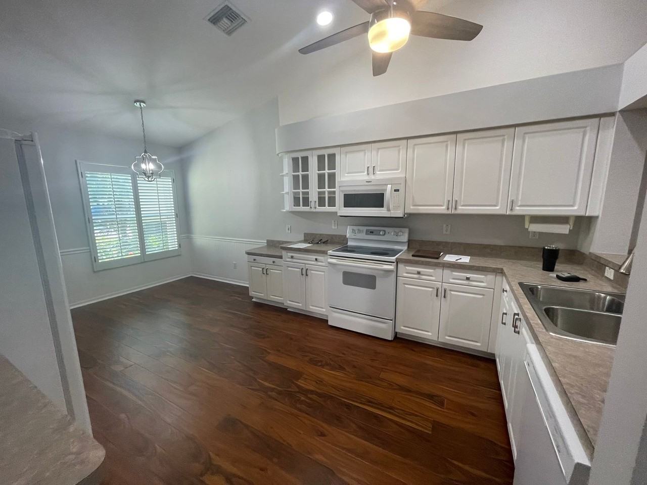 5708 Greenwood Cir - Photo 3 of 31