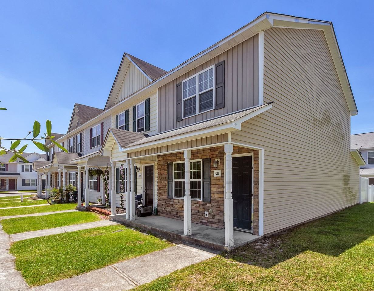 1011 Banister Loop - Photo 3 of 23